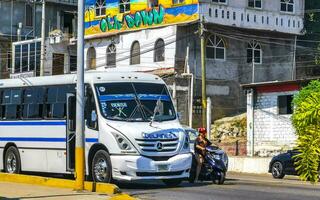 puerto escondido oaxaca mexico 2023 olika färgrik bussar Turné buss transport i puerto escondido Mexiko. foto