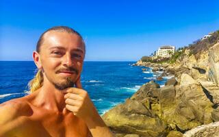 selfie med stenar klippor se vågor strand puerto escondido Mexiko. foto