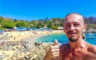 selfie med stenar klippor se vågor strand puerto escondido Mexiko. foto