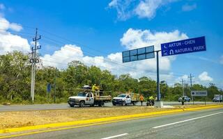 playa del carmen quintana roo mexico 2023 upptagen väg gata bilar trafik sylt playa del carmen Mexiko. foto