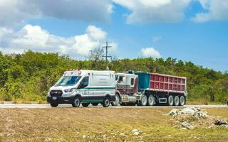 playa del carmen quintana roo mexico 2023 upptagen väg gata bilar trafik sylt playa del carmen Mexiko. foto