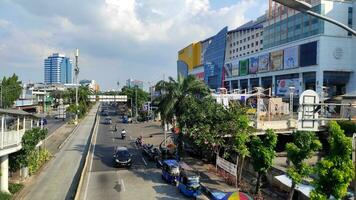 jakarta, indonesien - juli 10, 2022. huvudstad motorväg mellan skyskrapor med tung fordon trafik. foto