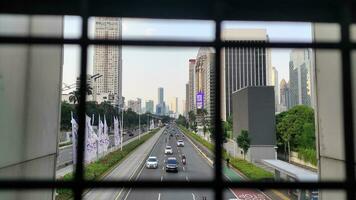 jakarta, indonesien - juli 10, 2022. huvudstad motorväg mellan skyskrapor med tung fordon trafik. foto