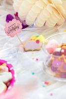 födelsedagkakor - detalj av ett dessertbord - färgglada kakor med rosa födelsedagstoppare foto