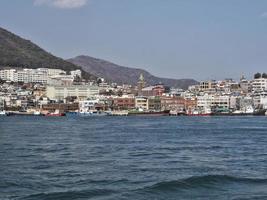 panorama från havet till staden Yeosu foto