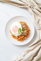 kimchi stekt ris med stekt ägg och fläsk