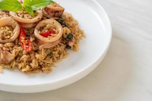 basilika och kryddigt örtstekt ris med bläckfisk eller bläckfisk