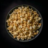 popcorn i en skål på en mörk trä- bakgrund topp se foto