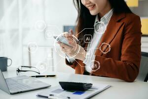 designer kvinna använder sig av smart telefon för mobil betalningar uppkopplad handla Sammanträde på bord, virtuell ikoner foto