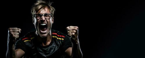 tysk fotboll fläkt fira en seger på svart bakgrund med tömma Plats för text foto