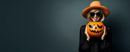 mode designer med en halloween pumpa på en fast bakgrund med tömma Plats för text foto