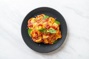 ravioli med tomatsås och basilika foto