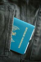 ett indonesiska medborgarskap pass i en grön denim ficka. foto