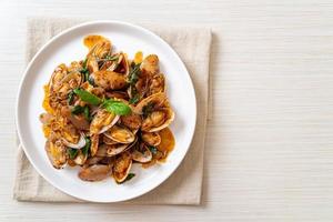 rör stekt musslor med rostad chili pasta foto