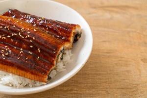 japansk ål grillad med risskål eller unagi don foto