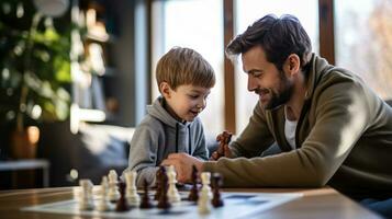 pappa och barn spelar schack foto