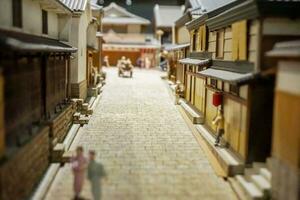 Osaka, Japan, 2018 - närbild små väg och japansk hus i miniatyr- modeller med människor i dagligen liv av 1800-talet gammal by. visa i de osaka museum av historia. Osaka, japan. foto