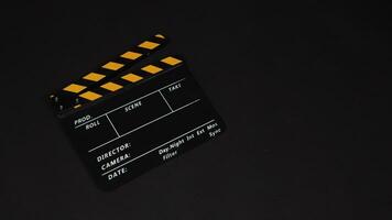 clapperboard eller film skiffer på svart bakgrund.it använda sig av i video produktion och filma industri . foto