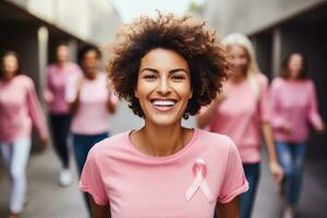 en glad kvinna omgiven förbi vänner höjning medel på en bröst cancer insamlingar promenad tömma Plats för text foto