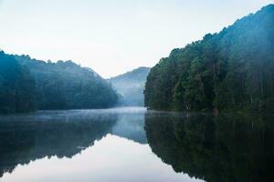 synpunkt berg reflexion på reservoar , styng oung, mae hong son, thailand foto