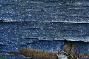 de yta av gammal rutten brädor. sprickor i de trä. gammal plywood. spår av måla. foto