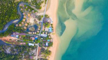 Flygfoto ovanifrån, semesterort och strand med smaragdblått vatten på det härliga tropiska havet i Thailand foto