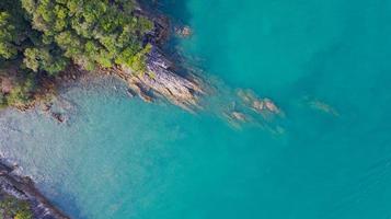Flygfoto, tropisk strand med hav och sten på ön foto