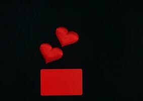 röd hjärtan, röd horisontell rektangel på en svart bakgrund. valentines dag begrepp. gräns, kopia Plats, topp se, firande, Semester foto