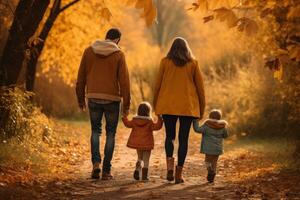 lycklig familj i parken foto