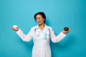socker och diabetes begrepp för värld diabetes medvetenhet dag. Söt kvinna läkare bär blå band innehav en skål med raffinerad vit socker i ett hand och mogen ljuv datum i de Övrig. kopia Plats foto