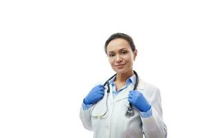 kvinna läkare med stetoskop på hans nacke isolerat på vit bakgrund. sjukvård och medicinsk begrepp. kopia Plats foto