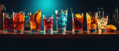 alkohol cocktails i en rad foto