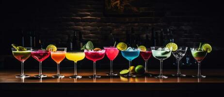 alkohol cocktails i en rad foto