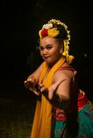 porträtt av ett indonesiska dansare med en guld bälte dans graciöst foto