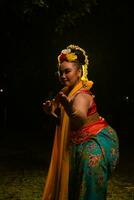 porträtt av ett indonesiska dansare med en guld bälte dans graciöst foto