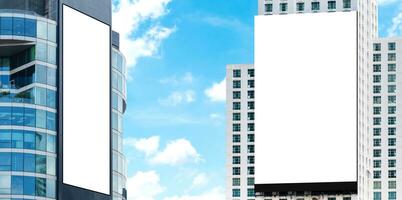 två utomhus- anslagstavla på byggnad med blå himmel bakgrund foto