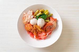 torr thailändsk nudel med diverse tofu och fiskboll i röd soppa foto