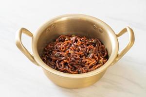 koreansk svart spagetti eller snabbnudel med rostad chajungsås foto