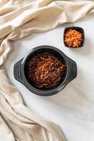 koreansk svart spagetti eller snabbnudel med rostad chajungsås foto