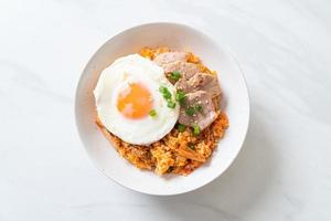 kimchi stekt ris med stekt ägg och fläsk