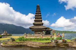 pura ulun danu bratan, en hindu shaivite tempel i bali, Indonesien. foto