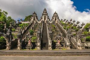 pura penataran agung lempuyang i de backe av montera lempuyang i karangasem, bali foto