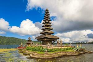 pura ulun danu bratan, en hindu shaivite tempel i bali, Indonesien. foto