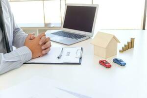 försäljning chef ger råd Ansökan form dokumentera, med tanke på inteckning lån erbjudande för bil och hus försäkring. foto