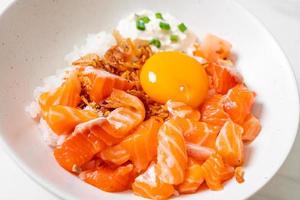 japanskt ris med färsk lax rå och ägg
