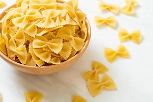 torr okokt farfalle pasta i skål