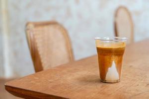 specialkaffe meny som kallas "smutsigt kaffe". kall mjölk i botten med varm espressoskott på toppen