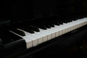 piano tangentbord bakgrund med selektiv fokus. foto