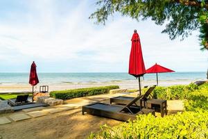 paraply och stol med havsutsikt i hotellresorten