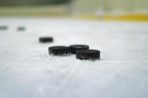 hockeypuck på isen foto
